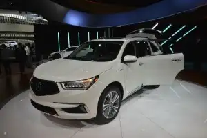 Компания Acura представила обновленный кроссовер MDX