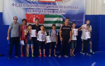 Cupra отправляет олимпийского чемпиона Адама Пити в путешествие по переулку памяти