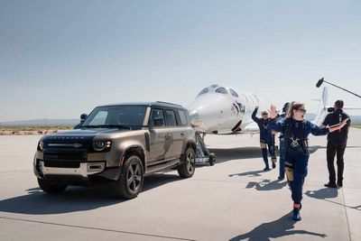 Land Rovers поддерживает космический полет Virgin Galactic