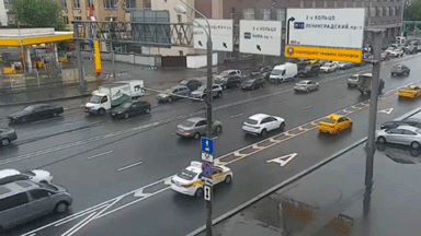 На камеру засняли еще одну машину, идущую против движения транспорта