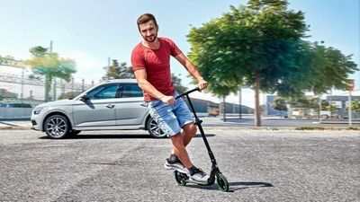 Skoda разработала умный складной скутер для Kamiq и Scala